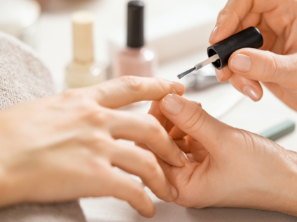Vernis Classique – Beauté des Ongles &amp; Élégance Naturelle